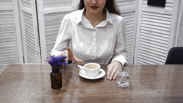 女士喝咖啡的正确姿势图片