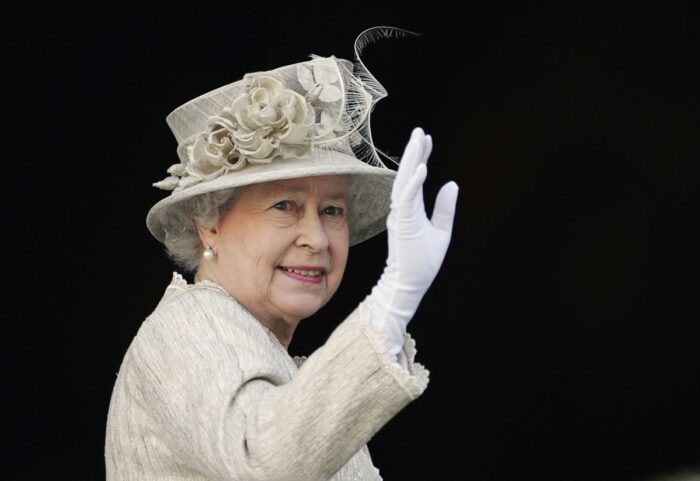 This image has an empty alt attribute; its file name is Queen-Elizabeth-II-waving-to-crowds-700x481.jpg
