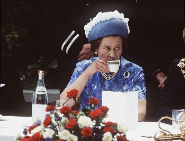 This image has an empty alt attribute; its file name is queen-elizabeth-ll-has-a-cup-of-tea-while-in-northern-news-photo-1596822267-700x536.jpg